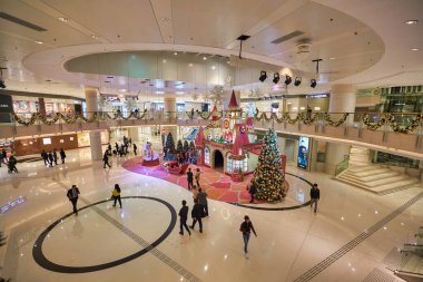 HONG KONG - CIRCA Aralık 2019: Hong Kong 'daki Elementlerin alışveriş merkezinin içi. 