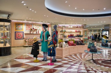 HONG KONG - CIRCA Aralık 2019: Hong Kong 'daki Elements alışveriş merkezindeki Gucci mağazasının içi.