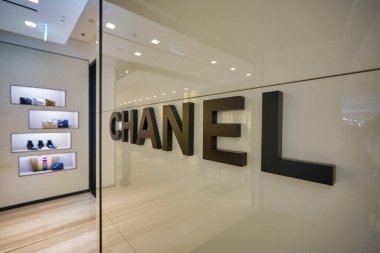 HONG KONG - CIRCA Aralık 2019: Hong Kong 'daki Elements alışveriş merkezindeki mağazada Chanel tabelasının yakın çekimi. 