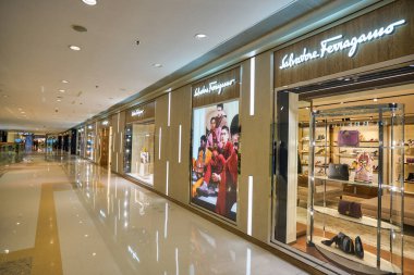 HONG KONG - CIRCA, 2019 Salvatore Ferragamo mağazası Hong Kong 'daki Elements alışveriş merkezinde.. 