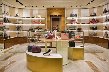 HONG KONG - CIRCA Aralık 2019: Hong Kong 'daki Elements alışveriş merkezinde Salvatore Ferragamo mağazası içi çekim. 