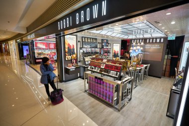 HONG KONG - CIRCA, 2019: Bobbi Brown ürünleri Hong Kong 'daki Elements alışveriş merkezinde sergileniyor. 