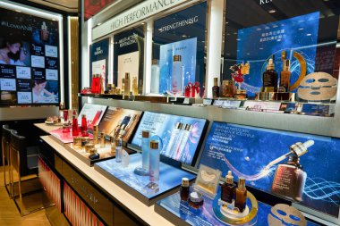 HONG KONG - CIRCA, 2019: Estee Lauder ürünleri Hong Kong 'daki Elements alışveriş merkezinde sergileniyor. 