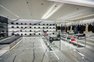 HONG KONG - CIRCA Aralık 2019: Hong Kong 'daki Elements alışveriş merkezindeki Yves Saint Laurent mağazasının içi. 