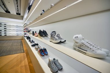 HONG KONG - CIRCA Aralık 2019: Hong Kong 'daki Elements alışveriş merkezindeki Dior mağazasının içi. 