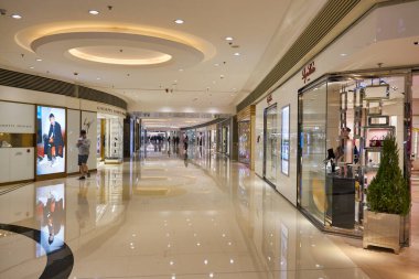 HONG KONG - CIRCA Aralık 2019: Hong Kong 'daki Elementlerin alışveriş merkezinin içi. 