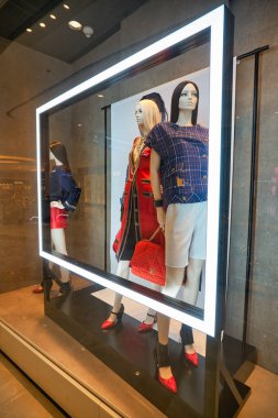 HONG KONG - CIRCA, 2019: Chanel ürünleri Hong Kong 'daki Elements alışveriş merkezinde sergileniyor. 