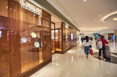 HONG KONG - CRCA ARALIK, 2019: Hermes mağazası Hong Kong 'daki Elements alışveriş merkezinde.. 