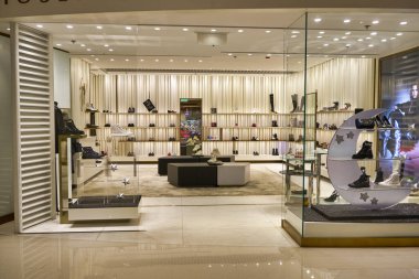 HONG KONG - CIRCA Aralık 2019: Giuseppe Zanotti Tasarım mağazasının girişi Hong Kong 'daki Elements alışveriş merkezinde. 