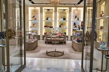 HONG KONG - CIRCA Aralık 2019: Hong Kong 'daki Elements alışveriş merkezindeki Jimmy Choo mağazasının girişi. 