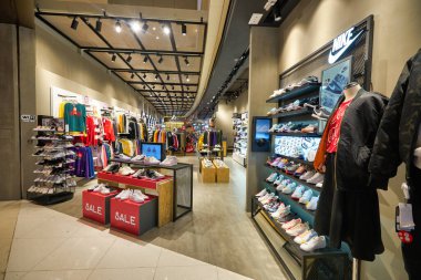 HONG KONG - CIRCA Aralık 2019: Hong Kong 'daki Elements alışveriş merkezindeki GigaSports mağazasının içi. 