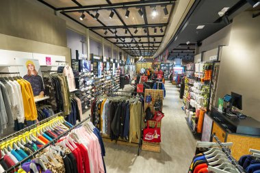 HONG KONG - CIRCA Aralık 2019: Hong Kong 'daki Elements alışveriş merkezindeki GigaSports mağazasının içi. 