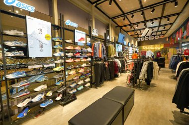 HONG KONG - CIRCA Aralık 2019: Hong Kong 'daki Elements alışveriş merkezindeki GigaSports mağazasının içi. 