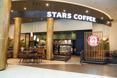 SAINT PETERSBURG, RUSSIA - CIRCA SEPTEMBER, 2022: Galeria Alışveriş Merkezi 'nde Stars Coffee. Stars Coffee, Rusya 'da Starbucks' ın yerini aldı.