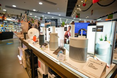 HONG KONG - CIRCA Aralık 2019: Hong Kong 'daki Elements alışveriş merkezindeki kalenin içi. 