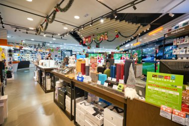 HONG KONG - CIRCA Aralık 2019: Hong Kong 'daki Elements alışveriş merkezindeki kalenin içi. 