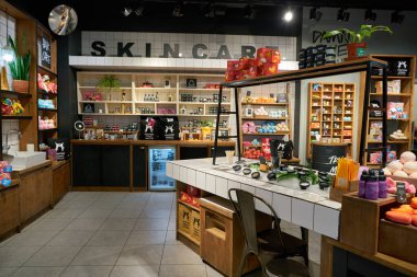 SAINT PETERSBURG, RUSSIA - CIRCA EPTEMBER, 2022: Galeria Alışveriş Merkezi 'ndeki Lush mağazasının içi. Lush Retail Ltd. bir İngiliz kozmetik perakendecisi..
