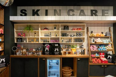 SAINT PETERSBURG, RUSSIA - CIRCA EPTEMBER, 2022: Galeria Alışveriş Merkezi 'ndeki Lush mağazasının içi. Lush Retail Ltd. bir İngiliz kozmetik perakendecisi..