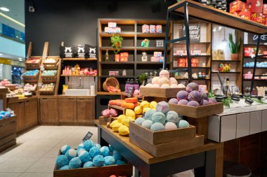 SAINT PETERSBURG, RUSSIA - CIRCA EPTEMBER, 2022: Galeria Alışveriş Merkezi 'ndeki Lush mağazasının içi. Lush Retail Ltd. bir İngiliz kozmetik perakendecisi..
