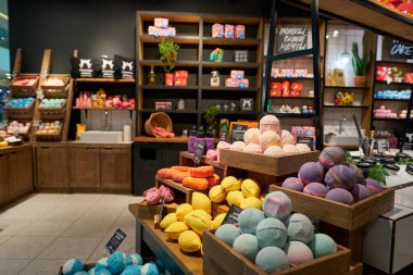 SAINT PETERSBURG, RUSSIA - CIRCA EPTEMBER, 2022: Galeria Alışveriş Merkezi 'ndeki Lush mağazasının içi. Lush Retail Ltd. bir İngiliz kozmetik perakendecisi..