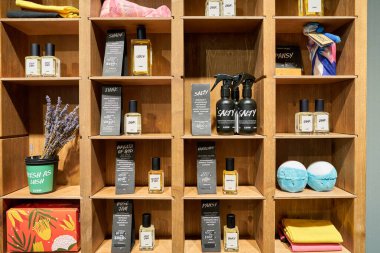 SAINT PETERSBURG, RUSSIA - CIRCA EPTEMBER, 2022: Galeria Alışveriş Merkezi 'ndeki Lush mağazasının içi. Lush Retail Ltd. bir İngiliz kozmetik perakendecisi..