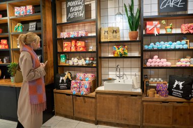 SAINT PETERSBURG, RUSSIA - CIRCA EPTEMBER, 2022: Galeria Alışveriş Merkezi 'ndeki Lush mağazasının içi. Lush Retail Ltd. bir İngiliz kozmetik perakendecisi..