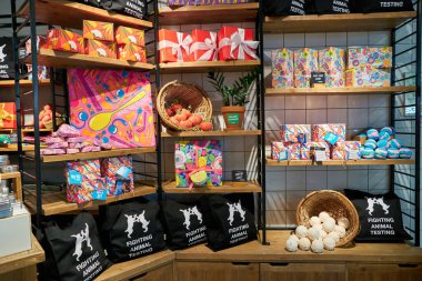 SAINT PETERSBURG, RUSSIA - CIRCA EPTEMBER, 2022: Galeria Alışveriş Merkezi 'ndeki Lush mağazasının içi. Lush Retail Ltd. bir İngiliz kozmetik perakendecisi..