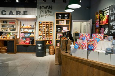 SAINT PETERSBURG, RUSSIA - CIRCA EPTEMBER, 2022: Galeria Alışveriş Merkezi 'ndeki Lush mağazasının içi. Lush Retail Ltd. bir İngiliz kozmetik perakendecisi..