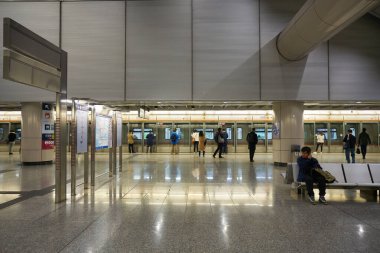 HONG KONG - CIRCA Aralık 2019: Hong Kong 'daki MTR istasyonunda. MTR (Mass Transit Demiryolu) Hong Kong 'a hizmet veren büyük bir toplu taşıma ağıdır..