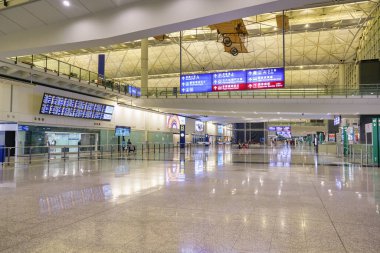 HONG KONG - CIRCA HAZİRAN, 2019: Varış Salonu B Hong Kong Uluslararası Havaalanı Terminali 1.