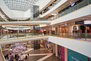 SAINT PETERSBURG, RUSSIA - CIRCA SEPTEMBER, 2022: Galeria Alışveriş Merkezi 'nin iç çekimi.