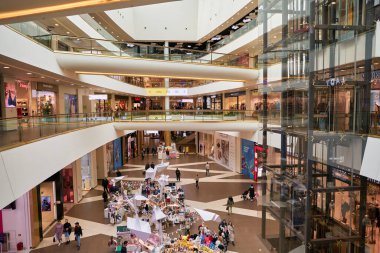 SAINT PETERSBURG, RUSSIA - CIRCA SEPTEMBER, 2022: Galeria Alışveriş Merkezi 'nin iç çekimi.