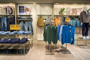 SAINT PETERSBURG, RUSSIA - CIRCA EPTEMBER, 2022: Marks ve Spencer mağazasının içi