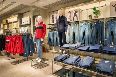 SAINT PETERSBURG, RUSSIA - CIRCA EPTEMBER, 2022: Marks ve Spencer mağazasının içi