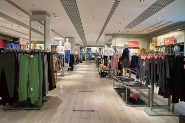 SAINT PETERSBURG, RUSSIA - CIRCA EPTEMBER, 2022: Marks ve Spencer mağazasının içi