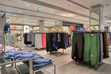SAINT PETERSBURG, RUSSIA - CIRCA EPTEMBER, 2022: Marks ve Spencer mağazasının içi