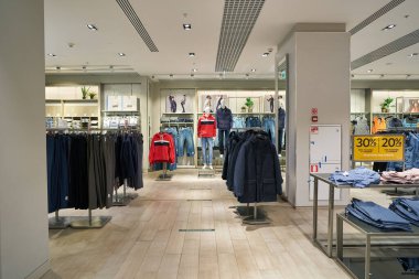 SAINT PETERSBURG, RUSSIA - CIRCA EPTEMBER, 2022: Marks ve Spencer mağazasının içi