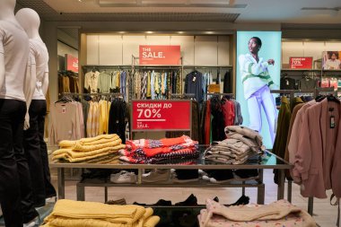 SAINT PETERSBURG, RUSSIA - CIRCA EPTEMBER, 2022: Marks ve Spencer mağazasının içi