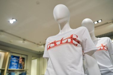 SAINT PETERSBURG, RUSSIA - CIRCA EPTEMBER, 2022: Marks ve Spencer mağazasındaki mankenin yakın plan çekimi.