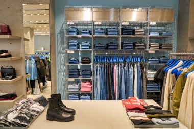 SAINT PETERSBURG, RUSSIA - CRCA EPTEMBER, 2022: Calvin Klein Jeans 'in iç çekimleri.