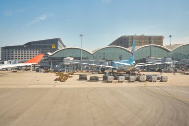 HONG KONG - CIRCA Aralık 2019: Hong Kong Uluslararası Havalimanı 'ndaki taksi sırasında Aeroflot Boeing 777-300ER' den görüntü. 