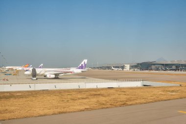 HONG KONG - CIRCA Aralık 2019: Hong Kong Uluslararası Havalimanı 'ndaki taksi sırasında Aeroflot Boeing 777-300ER' den görüntü. 