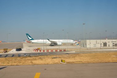 HONG KONG - CIRCA Aralık 2019: Hong Kong Uluslararası Havalimanı 'ndaki taksi sırasında Aeroflot Boeing 777-300ER' den görüntü. 