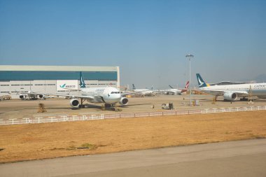 HONG KONG - CIRCA Aralık 2019: Hong Kong Uluslararası Havalimanı 'ndaki taksi sırasında Aeroflot Boeing 777-300ER' den görüntü. 