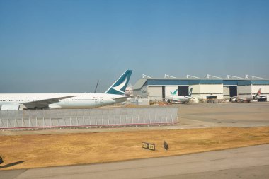 HONG KONG - CIRCA Aralık 2019: Hong Kong Uluslararası Havalimanı 'ndaki taksi sırasında Aeroflot Boeing 777-300ER' den görüntü. 