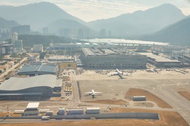 HONG KONG - CIRCA Aralık 2019: Hong Kong Uluslararası Havalimanı 'ndan havalandıktan sonra Aeroflot Boeing 777-300ER' den havadan görüş. 