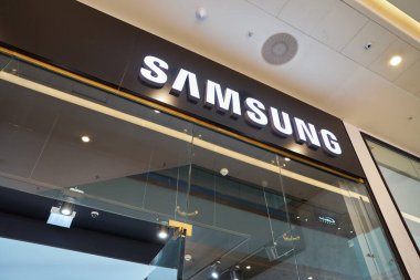SAINT PETERSBURG, RUSSIA - CIRCA EPTEMBER, 2022: Samsung imzası Galeria Alışveriş Merkezi 'nin girişindeki mağaza girişinde. 