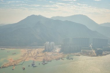 HONG KONG - CIRCA Aralık 2019: Hong Kong Uluslararası Havalimanı 'ndan havalandıktan sonra Aeroflot Boeing 777-300ER' den havadan görüş. 