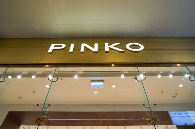 SAINT PETERSBURG, RUSSIA - CIRCA EPTEMBER, 2022: Galeria Alışveriş Merkezi 'ndeki mağazada Pinko işareti.