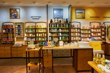 SAINT PETERSBURG, RUSSIA - CIRCA SEPTEMBER, 2022: Galeria Alışveriş Merkezi 'ndeki L' Occitane en Provence mağazasının iç çekimi. 